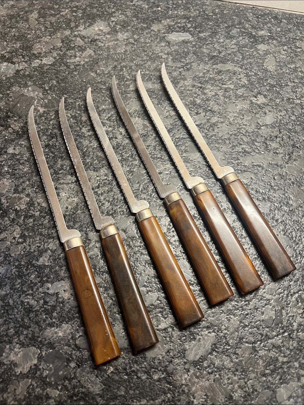 Vintage set of 6 Tomato knife set in wood case. Bakelite handles. Great cond